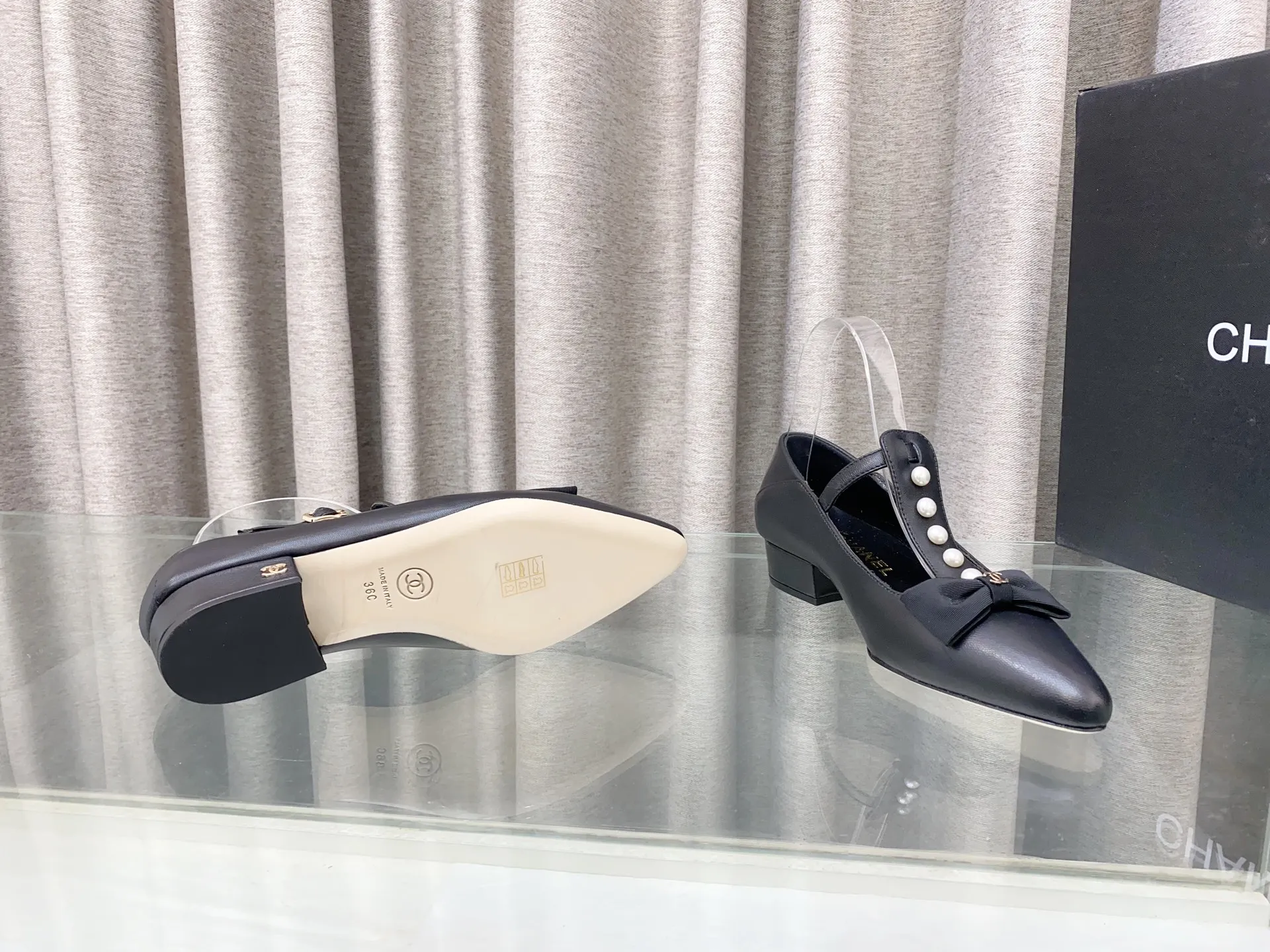 👟👟Ex-factory price 620👟👟 25Ss new spring and summer Chanel small fragrant pearl bow Mary Jane shoes. The cute bow decoration is playful and elegant ~ the upper is decorated with pearls, full of exquisiteness, and you can walk properly and beautifully! It's 100% sweet and so beautiful that you can't take your eyes away. It's comfortable and not tiring for your feet. It lengthens your leg lines! Have beauty and wear it with your own style and attitude! Upper: Lambskin Lining: Lambskin lining Sole: Italian genuine leather sole Size: 35-39 (40, 41 customizations are not returnable)
